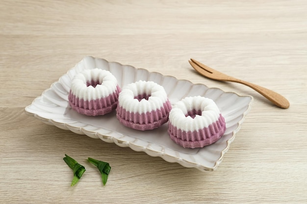 Kue Putu Ayu, ein traditioneller indonesischer Snack aus Reismehl, Pandanblättern und Kokosraspeln