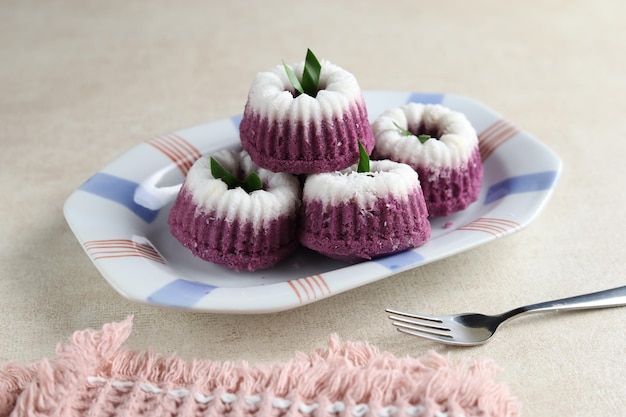 Kue Putu Ayu es un pastel al vapor tradicional indonesio hecho de coco rallado con harina de arroz