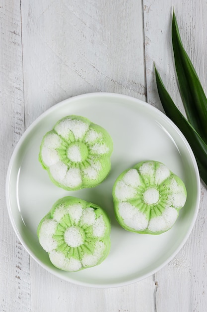 Kue Putu Ayu ist ein traditioneller gedämpfter indonesischer Snack mit geriebener Kokosnuss