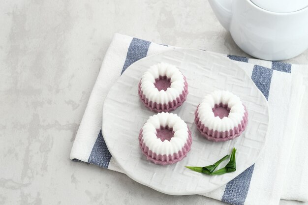 Kue Putu Ayu, un tentempié tradicional indonesio elaborado con harina de arroz, hojas de pandan y coco rallado