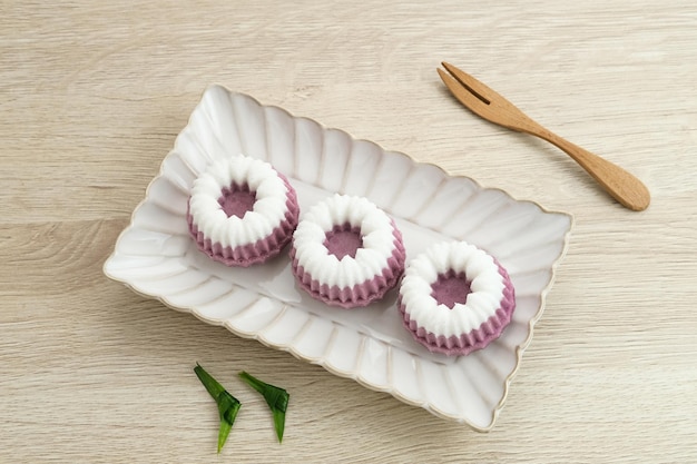 Kue Putu Ayu, un tentempié tradicional indonesio elaborado con harina de arroz, hojas de pandan y coco rallado