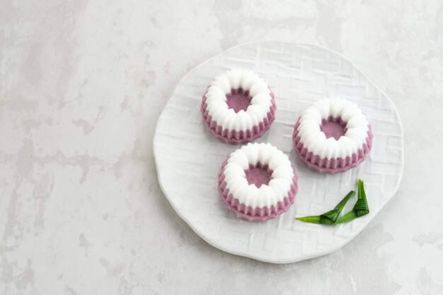 Kue Putu Ayu, um lanche tradicional indonésio feito de farinha de arroz, folhas de pandan, coco ralado