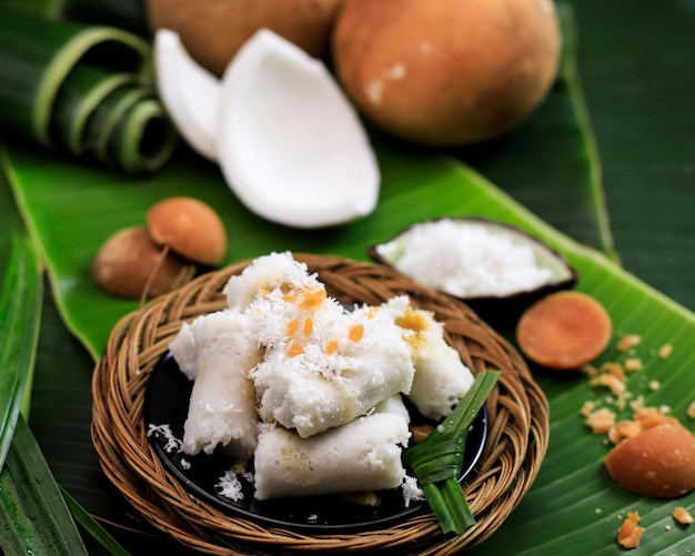 Kue Putu Bambu, traditionelles Essen aus Indonesien. Hergestellt aus gedämpftem Reismehl mit Palmzucker in der Mitte und geriebener Kokosnuss darüber