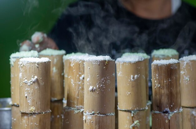 Kue Putu comida de rua tradicional indonésia feita com recipiente de bambu