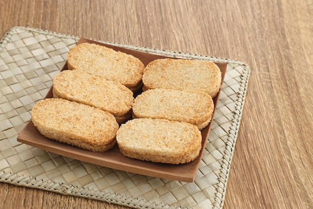 Kue Sagon, traditionelle indonesische Snacks, hergestellt aus Mehl, Kokosraspeln, Zucker und dann gebacken