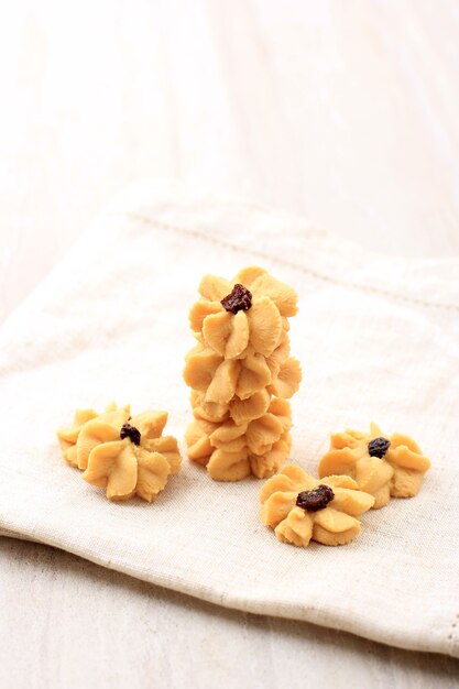 Kue Semprit, galletas tradicionales de Indonesia que se sirven para celebrar el Idul Fitri Ied Mubarak de Lebaran. Hecho de mantequilla, harina, huevo, con forma de flor