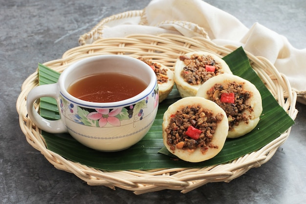 Kue Talam Oncom Pastel de taza al vapor tradicional de Indonesia con cobertura Oncom