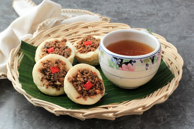 Kue Talam Oncom, pastel de taza tradicional al vapor de Indonesia con topping Oncom. Oncom es uno de los alimentos básicos tradicionales de Java Occidental elaborado a partir de la fermentación de soja o maní. Conocido Kuih Talam Malasia