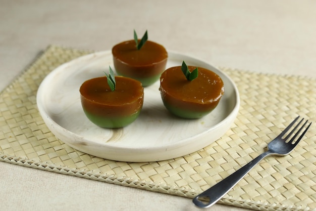 Kue Talam ou Kue Nona Manis bolo indonésio tradicional feito de farinha de trigo