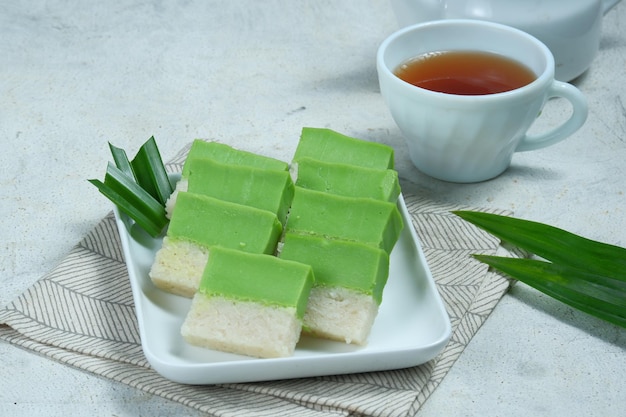 kue talam pandan (Kuih talam) oder Kuih Seri Muka, traditioneller malaysischer süßer Nyonya-Kuchen.