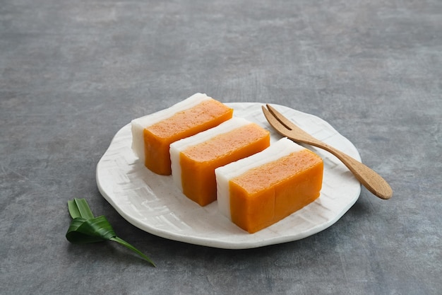 Kue Talam Ubi, lanche tradicional indonésio feito de batata-doce, farinha e leite de coco.