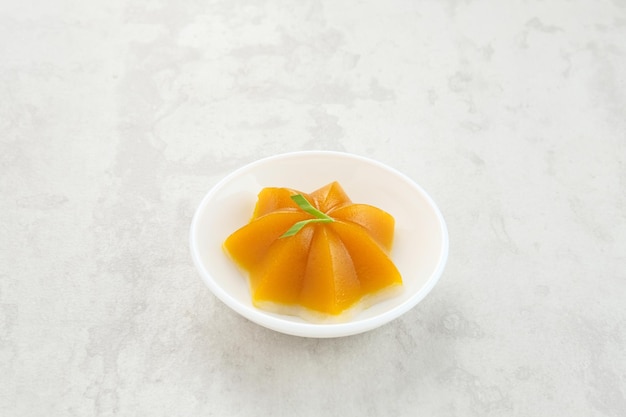 Kue Talam Ubi, traditioneller indonesischer Snack aus Süßkartoffeln, Mehl und Kokosmilch.