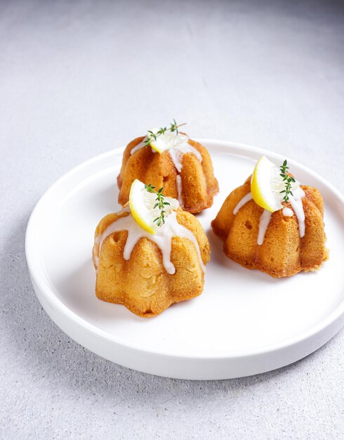 Kue-Zitrone Mini-Zitronen-Bundt-Kuchen mit Zitronenglasur