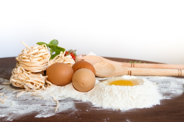 Küche Zutaten Zubereitung von Spaghetti auf Holz