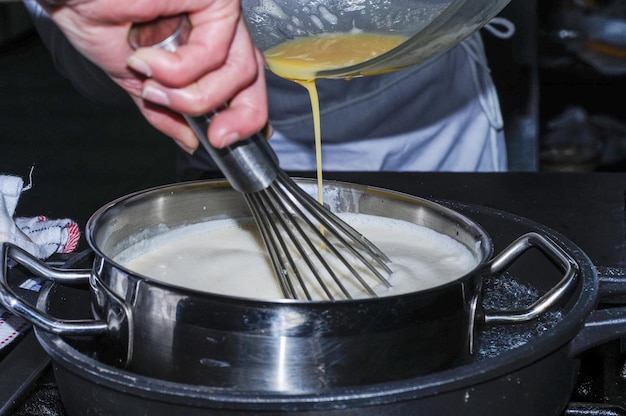 Küchenchef bereitet eine aromatisierte Konditorcreme zu