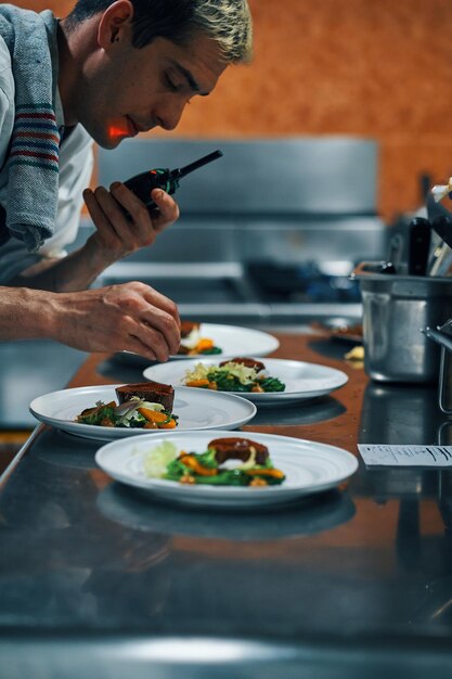 Küchenchef bereitet Gerichte für das Degustationsmenü zu