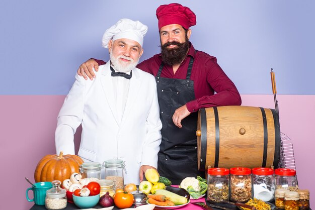 Küchenchef, der Porträt des Küchenchefs in Uniform in der Restaurantküche kocht