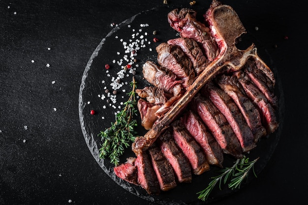 Küchenchef kocht Fleischsteak und fügt Gewürze in einer Einfrierbewegung hinzu Frisches rohes Prime Black Angus Beef Rumpsteak Banner Menü Rezept