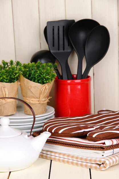 Kücheneinstellungen Utensil Topflappen Handtücher und sonst auf Holztisch