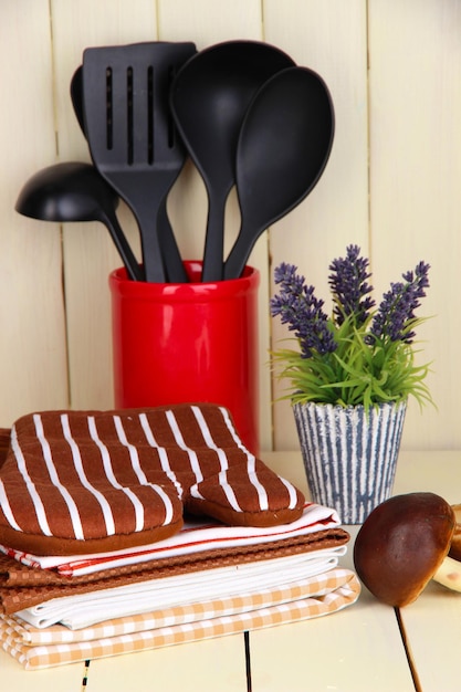 Kücheneinstellungen Utensil Topflappen Handtücher und sonst auf Holztisch