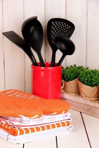 Kücheneinstellungen Utensil Topflappen Handtücher und sonst auf Holztisch