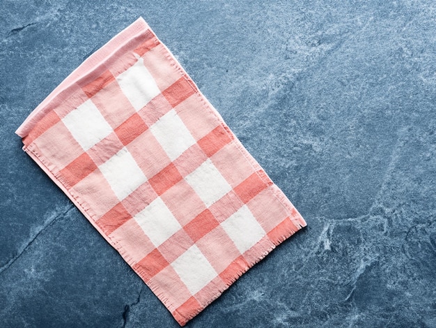 Küchenserviette oder Handtuch aus Baumwolle auf einem Tisch aus hellblauem Schieferstein oder Beton