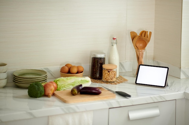 Küchentheke mit Tablet und Lebensmitteln