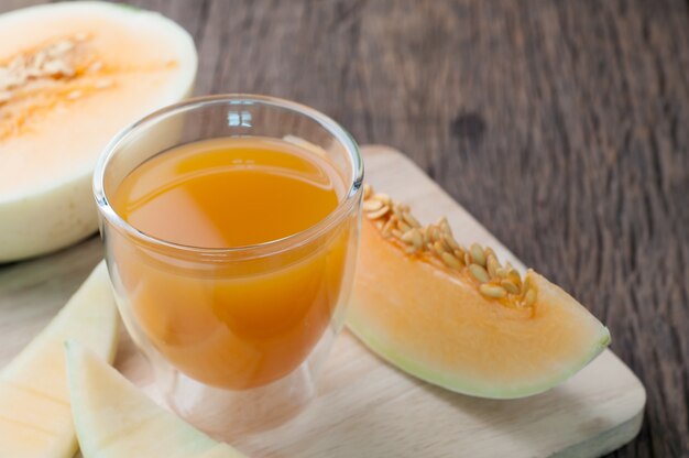 Küchentisch mit Glas Cantaloupe Melonensaft