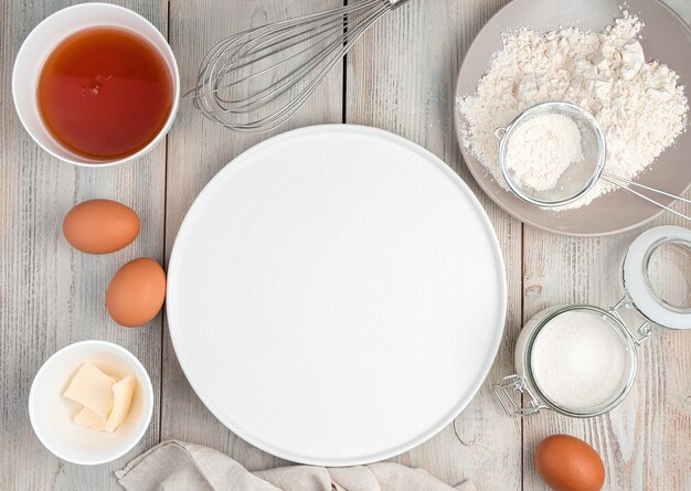 Küchentisch mit Zutaten für die Herstellung von Kuchen mit Platz zum Kopieren. Der Blick von oben. Das Konzept des Kochens, Rezepte, Karneval.