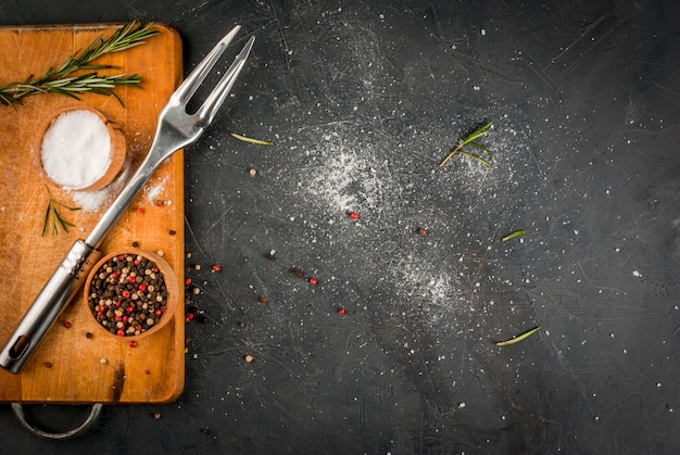 Foto küchentisch, zum kochen von fleisch vorbereitet