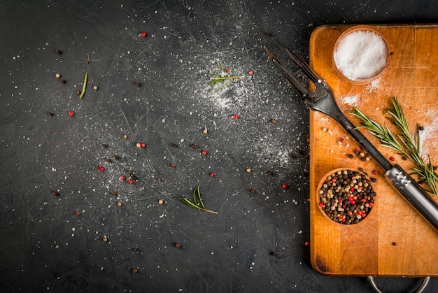 Küchentisch, zum Kochen von Fleisch vorbereitet