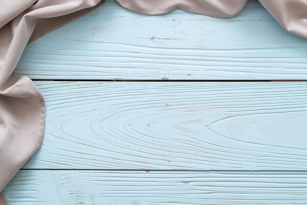 Küchentuch (Serviette) auf blauer Holzwand