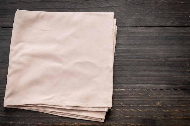 Küchentuch (Serviette) auf Holzhintergrund