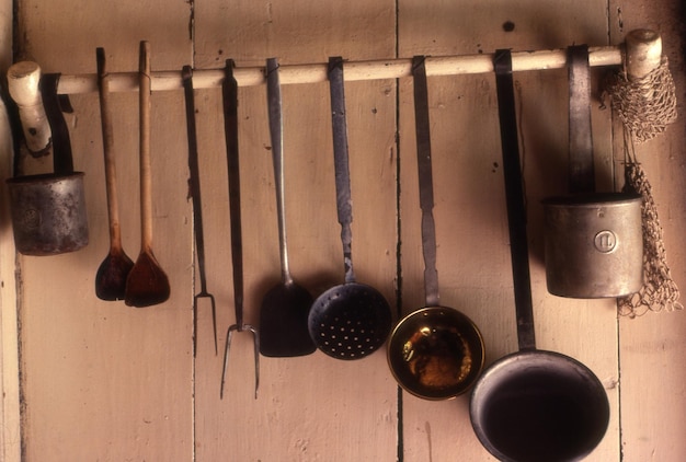 Küchenutensilien und Werkzeuge auf Holztisch