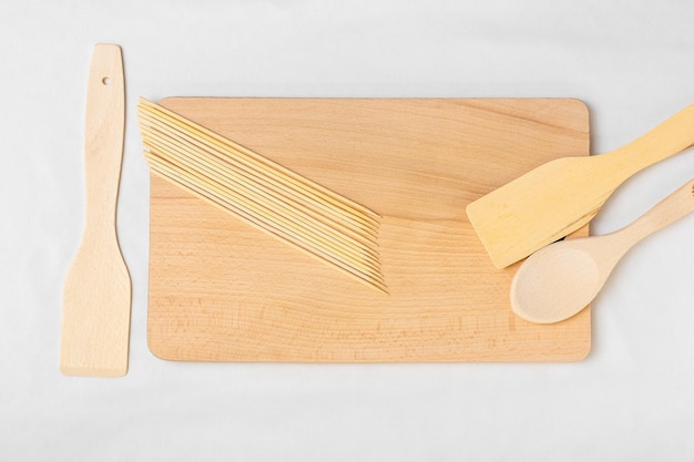 Küchenzubehör aus Holz isoliert auf weißem Hintergrund Kunststofffrei Natürliches Konzept