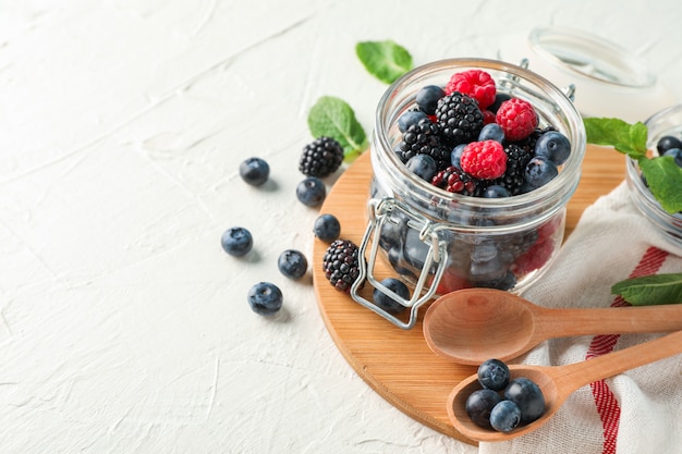 Küchenzubehör und Beeren auf Weißzementraum, Platz für Text