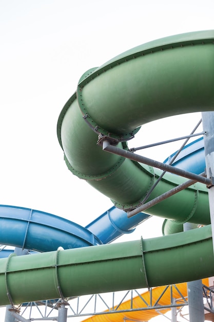 Kühle Wasserröhre im Wasserpark, Sommerferien