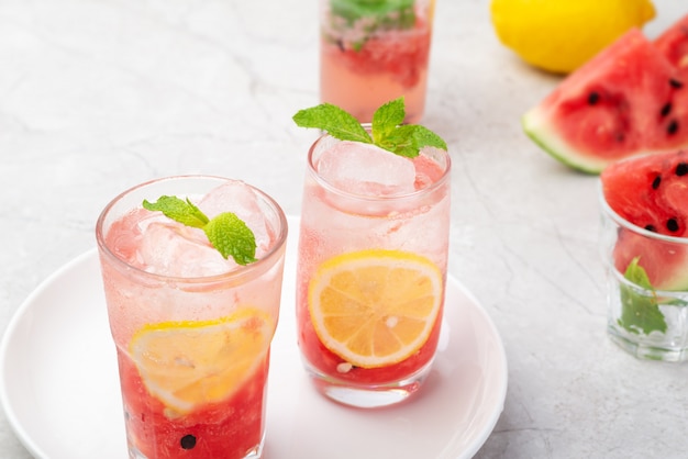 Kühles und durstlöschendes Wassermelonen-Mojito-Getränk