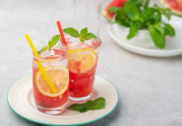 Kühles und durstlöschendes Wassermelonen-Mojito-Getränk