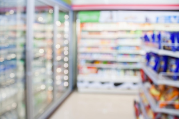 Kühlregale im Convenience-Store verschwommener Hintergrund