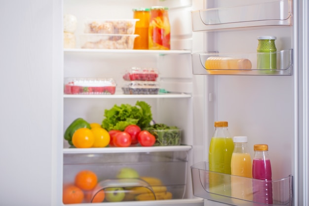 Kühlschrank mit gesundem Essen