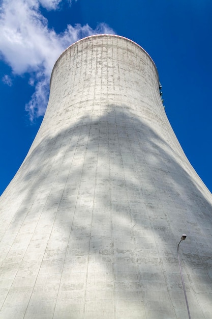 Kühltürme im Kernkraftwerk Energieautarkie Reduzierung der Treibhausgasemissionen und Konzept der globalen Erwärmung