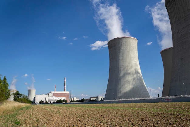 Kühltürme im Kernkraftwerk Energieautarkie Reduzierung der Treibhausgasemissionen