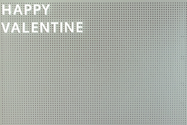 Kündigen Sie Pegboard mit Text Happy Valentine im Konzept der Liebe und des Valentinsgrußes an.
