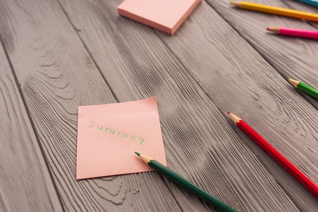 Künstler bunte Bleistifte skizzieren Papierkartenaufschrift Sommer. gelbe rote blaue Bleistifte.