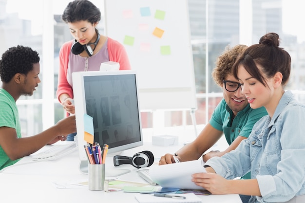 Künstler, die am Schreibtisch im kreativen Büro arbeiten