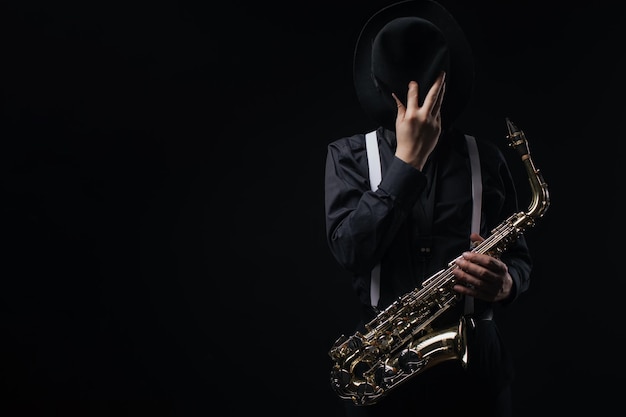 Künstler mit Saxophon im Studio