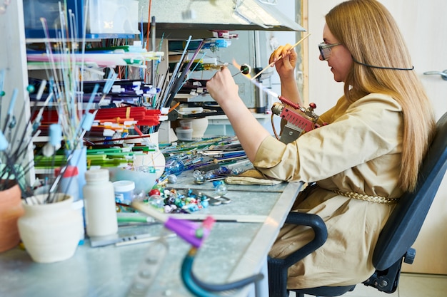 Foto künstlerin im lampwork studio