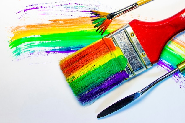 Künstlerische Pinsel in Farbe und Spachtel auf hellem Hintergrund Bildende Kunst Artikel für Kreativität Helle künstlerische Farben Draufsicht