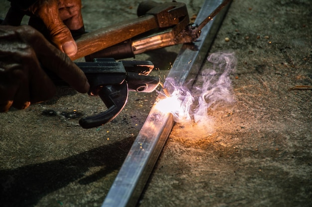 Foto künstlerische schweißfunken leichter industrieller hintergrund